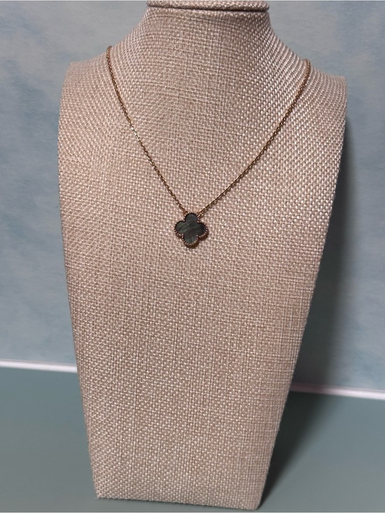 Jewelry - Gold Clover Pendant Necklace with green Stone - Women's Jewelry
